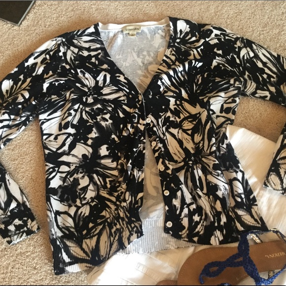 Blk & White Floral Cardigan - Picture 2 of 7
